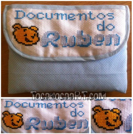 Bolsa para guardar os documentos do bebé, azul bebé, bordado com o nome e Winnie the Pooh.